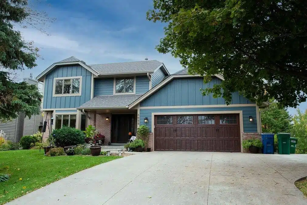James Hardie Plank and B&B Panels in Evening Blue Best siding installation company in Ontario, Canada