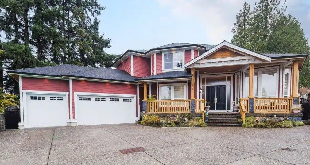 Royal® Estate™ D4 in Redwood and Royal® Vinyl Trim in White Best siding installation company in Canada