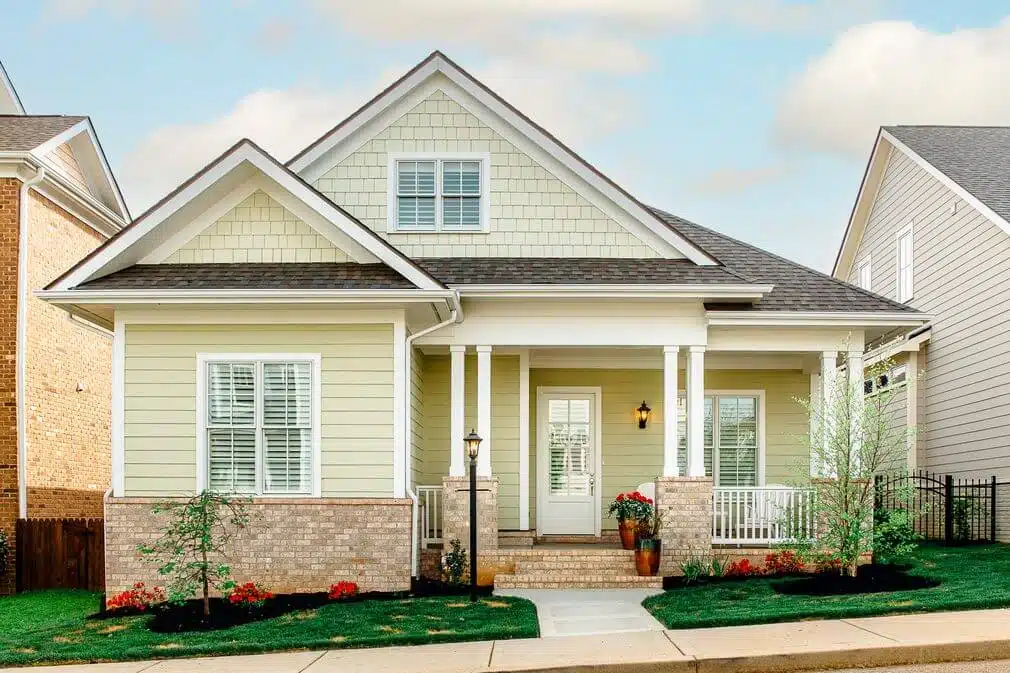 James Hardie Plank and Straight Edge Shingles in Harris Cream Siding contractors in Missisauga - working with siding planks, panels, shingles - best price