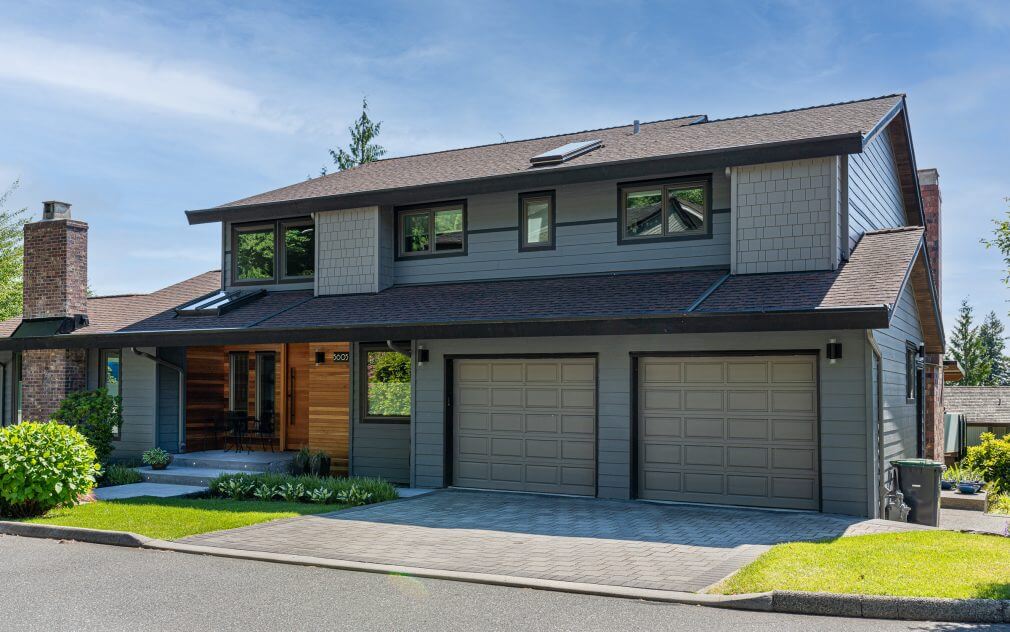 Siding contractors in Vancouver - working with siding planks, panels, shingles