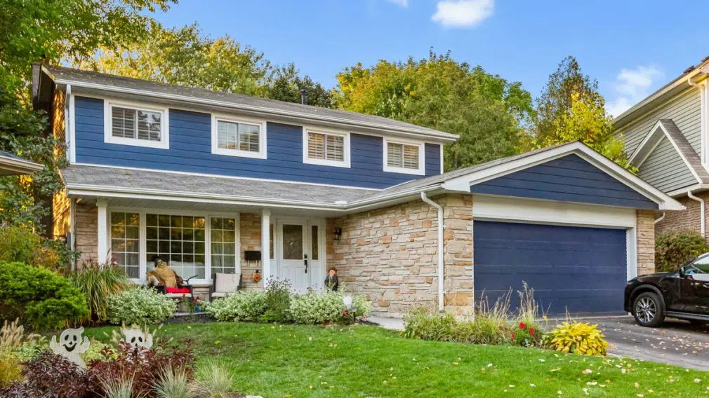 James Hardie Plank Siding (Deep Ocean) Siding contractors in Pittsburgh, PA - working with siding lap, panels, and shingles. Installation and repair