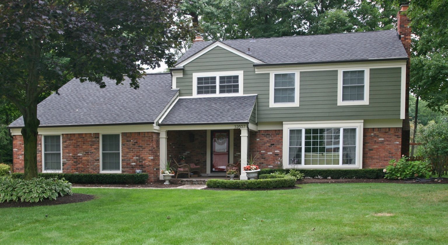 Vinyl Siding Colors That Pair Well With Brown Roofs